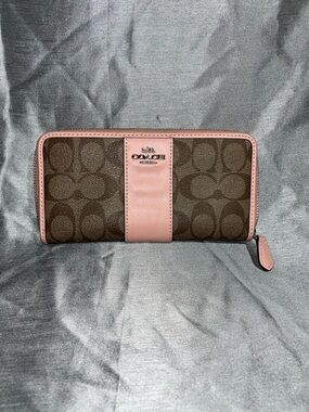 Signature Coach Wallet Pink Trim